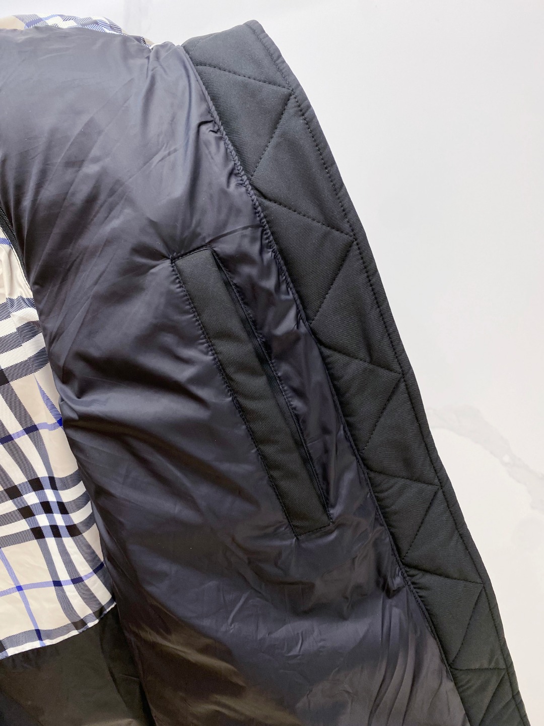 爆款羽绒服 BURBERRY巴宝莉 2025新款羽绒服秀场新品，袖子可拆卸，一衣两穿。品相非常完美，专柜