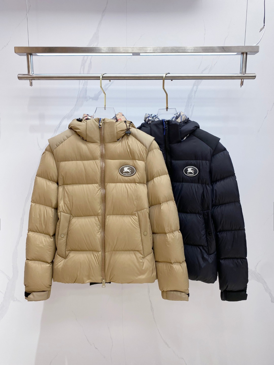 爆款羽绒服 BURBERRY巴宝莉 2025新款羽绒服秀场新品，袖子可拆卸，一衣两穿。品相非常完美，专柜