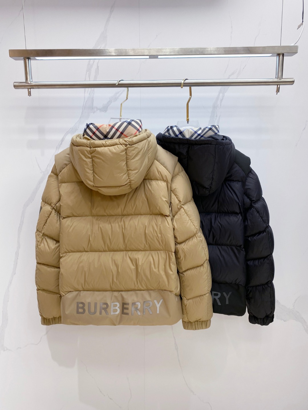 爆款羽绒服 BURBERRY巴宝莉 2025新款羽绒服秀场新品，袖子可拆卸，一衣两穿。品相非常完美，专柜