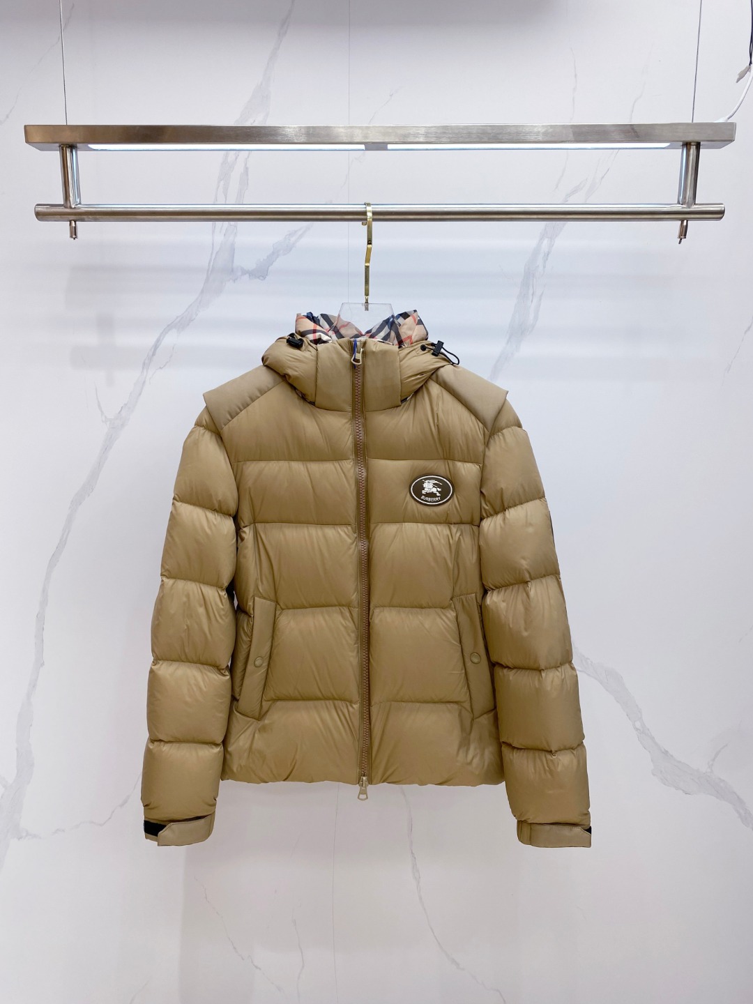 爆款羽绒服 BURBERRY巴宝莉 2025新款羽绒服秀场新品，袖子可拆卸，一衣两穿。品相非常完美，专柜