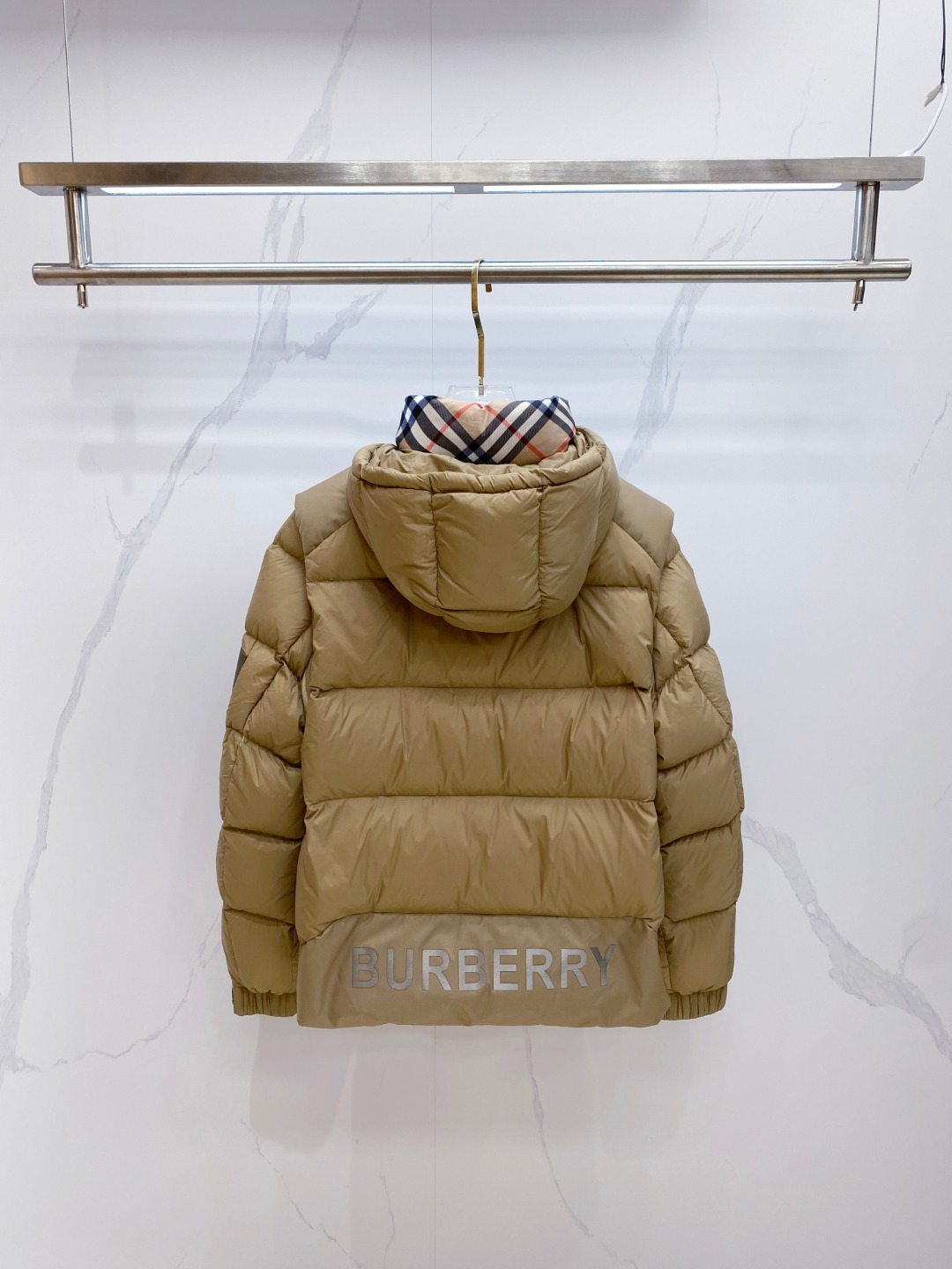 爆款羽绒服 BURBERRY巴宝莉 2025新款羽绒服秀场新品，袖子可拆卸，一衣两穿。品相非常完美，专柜