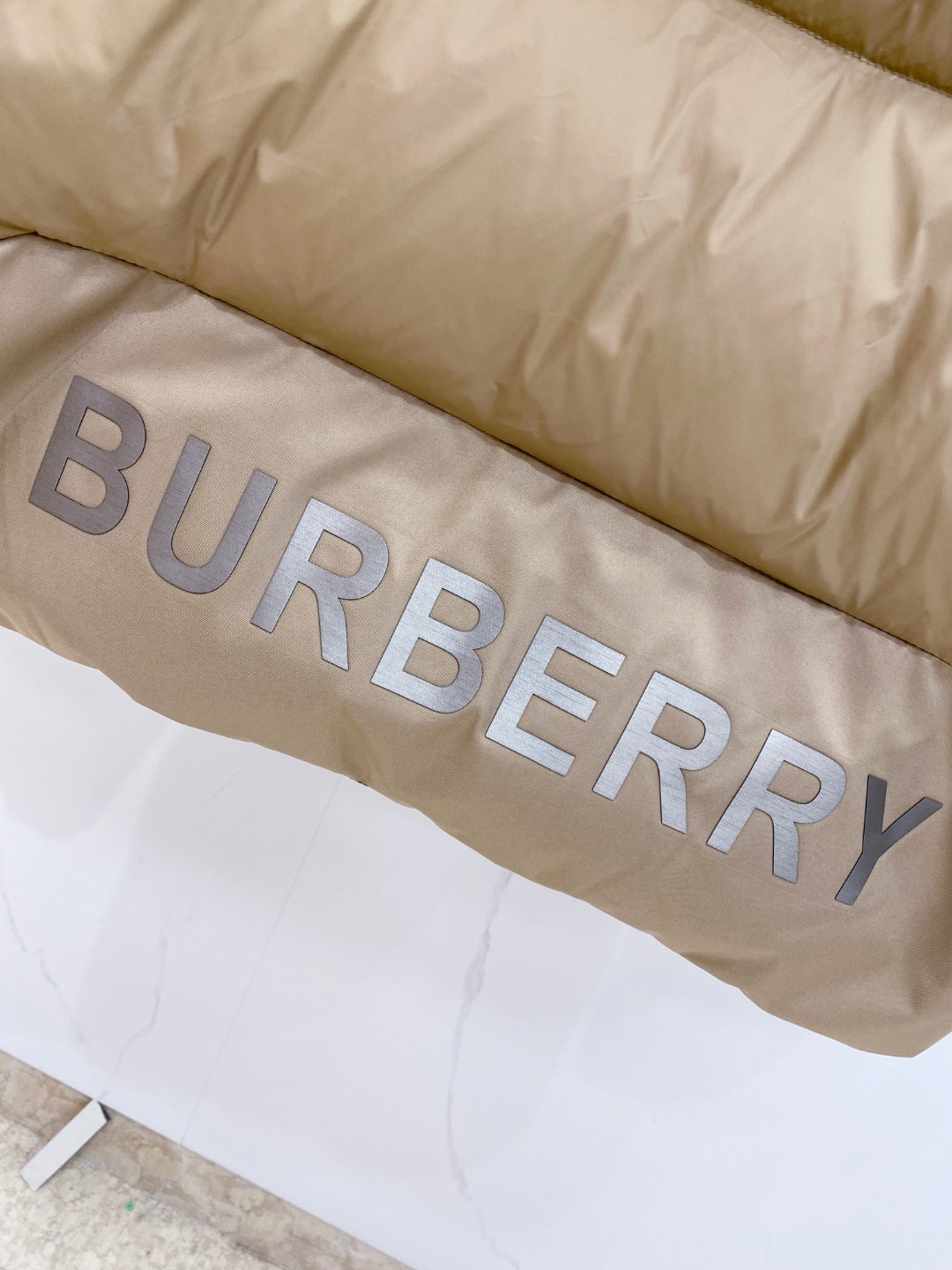 爆款羽绒服 BURBERRY巴宝莉 2025新款羽绒服秀场新品，袖子可拆卸，一衣两穿。品相非常完美，专柜