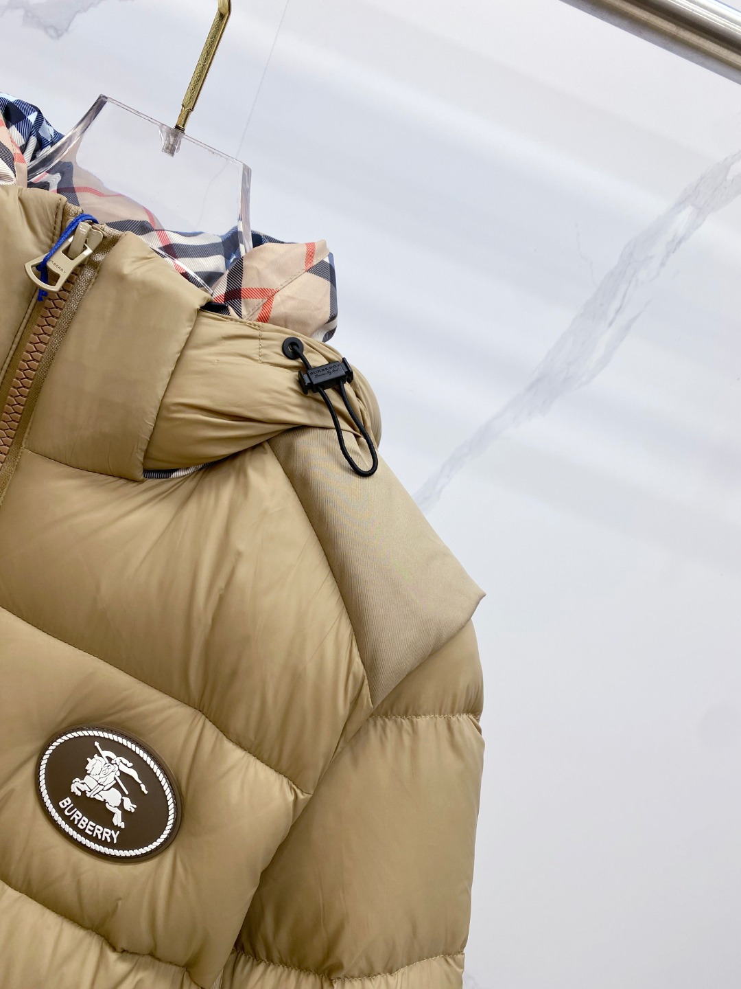 爆款羽绒服 BURBERRY巴宝莉 2025新款羽绒服秀场新品，袖子可拆卸，一衣两穿。品相非常完美，专柜