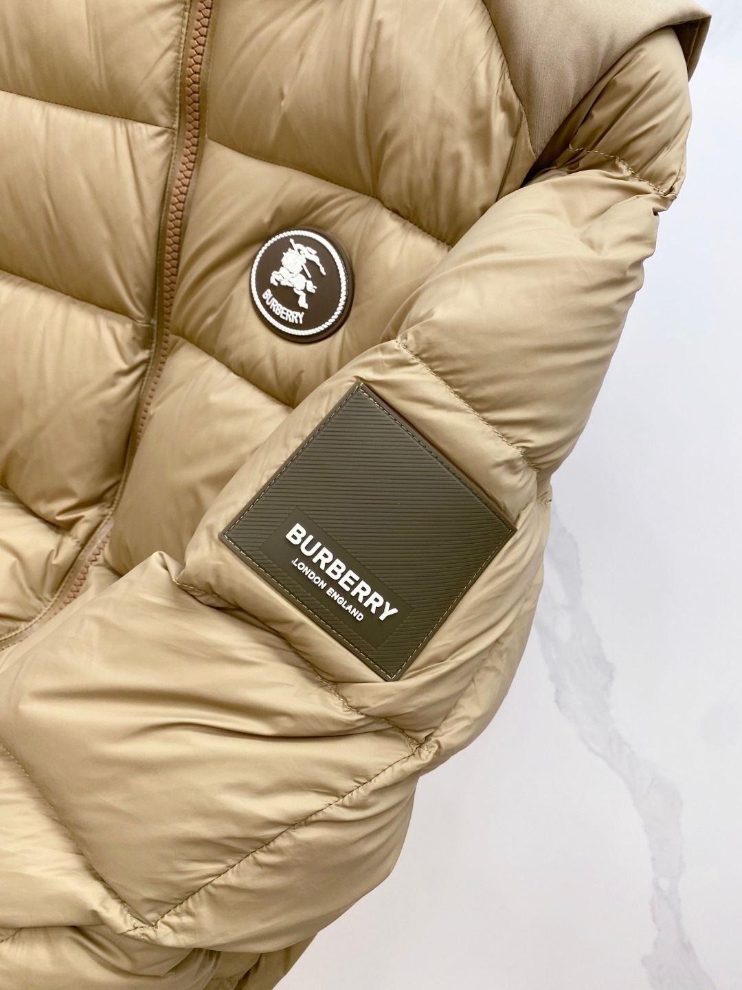 爆款羽绒服 BURBERRY巴宝莉 2025新款羽绒服秀场新品，袖子可拆卸，一衣两穿。品相非常完美，专柜