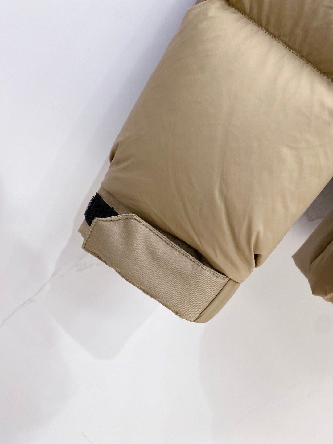 爆款羽绒服 BURBERRY巴宝莉 2025新款羽绒服秀场新品，袖子可拆卸，一衣两穿。品相非常完美，专柜