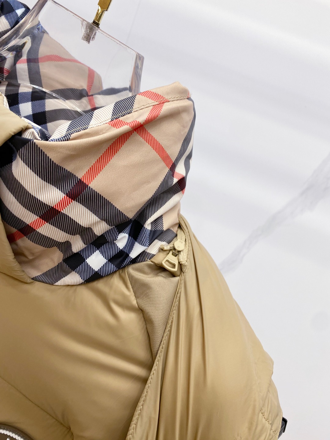 爆款羽绒服 BURBERRY巴宝莉 2025新款羽绒服秀场新品，袖子可拆卸，一衣两穿。品相非常完美，专柜