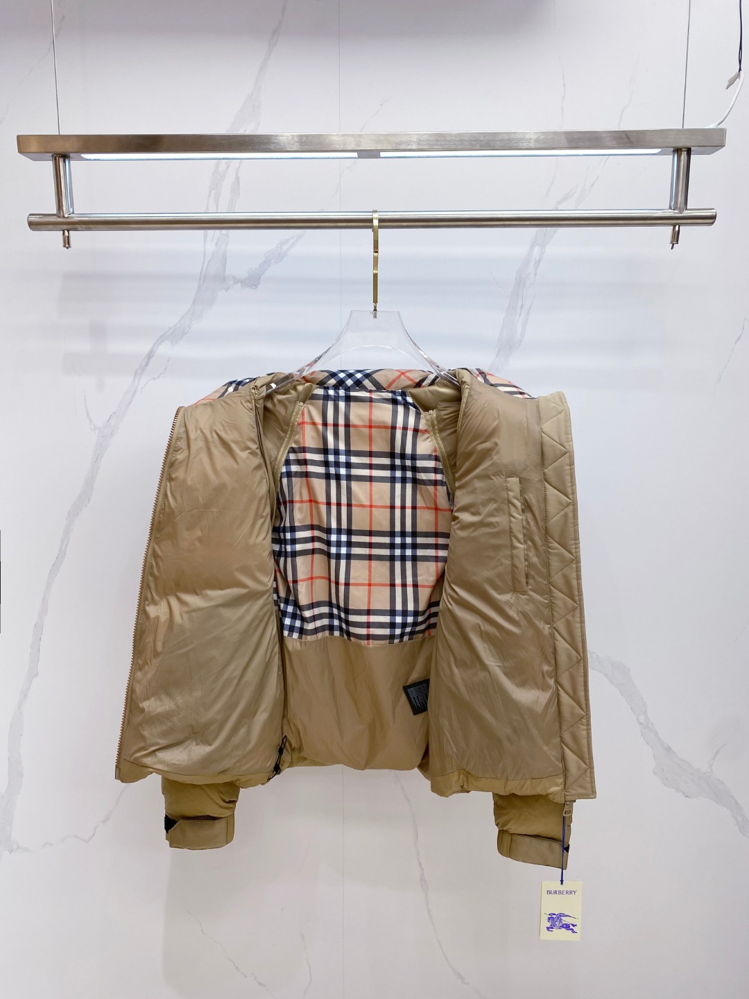 爆款羽绒服 BURBERRY巴宝莉 2025新款羽绒服秀场新品，袖子可拆卸，一衣两穿。品相非常完美，专柜