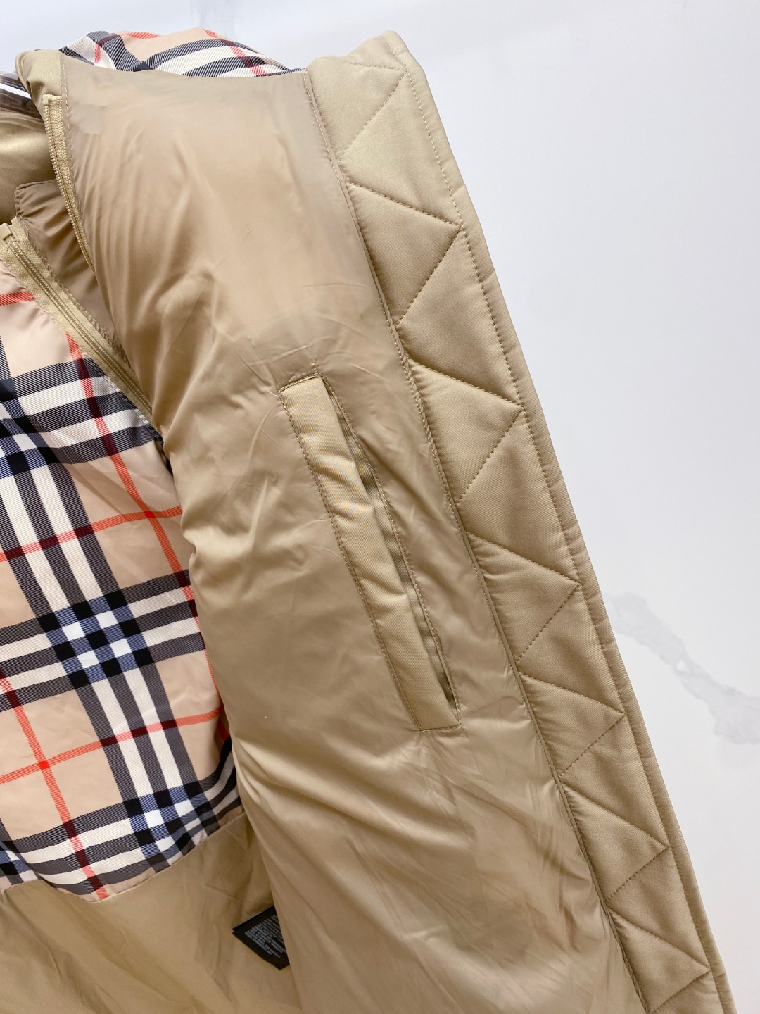爆款羽绒服 BURBERRY巴宝莉 2025新款羽绒服秀场新品，袖子可拆卸，一衣两穿。品相非常完美，专柜