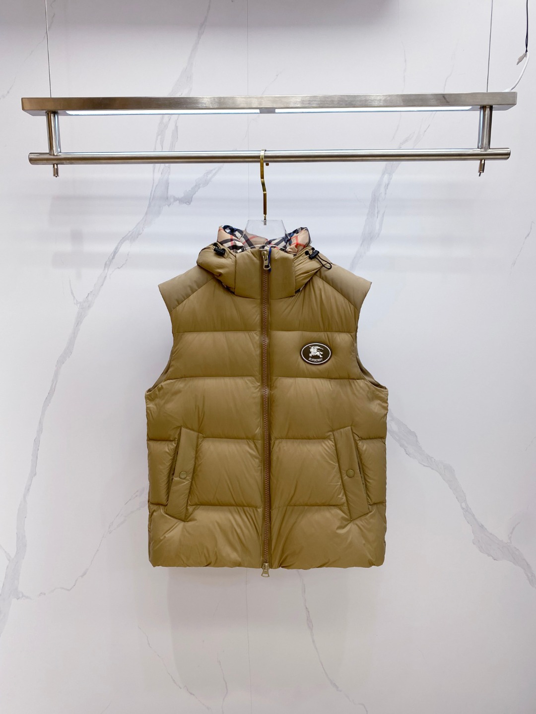 爆款羽绒服 BURBERRY巴宝莉 2025新款羽绒服秀场新品，袖子可拆卸，一衣两穿。品相非常完美，专柜