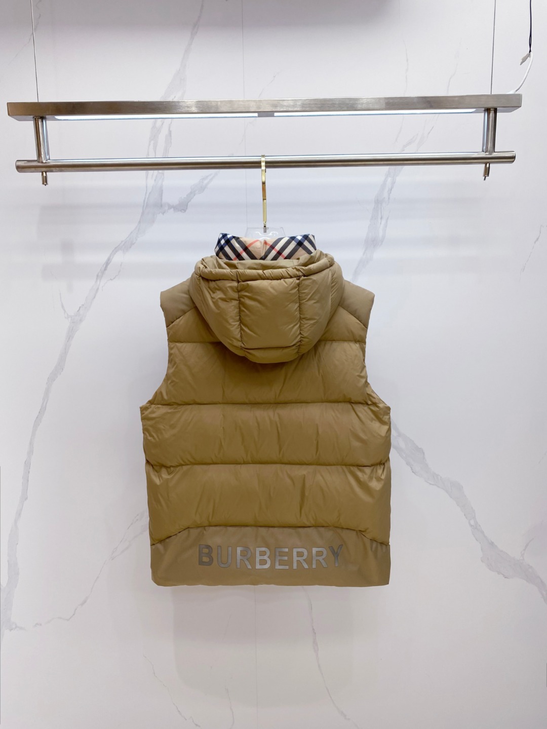 爆款羽绒服 BURBERRY巴宝莉 2025新款羽绒服秀场新品，袖子可拆卸，一衣两穿。品相非常完美，专柜