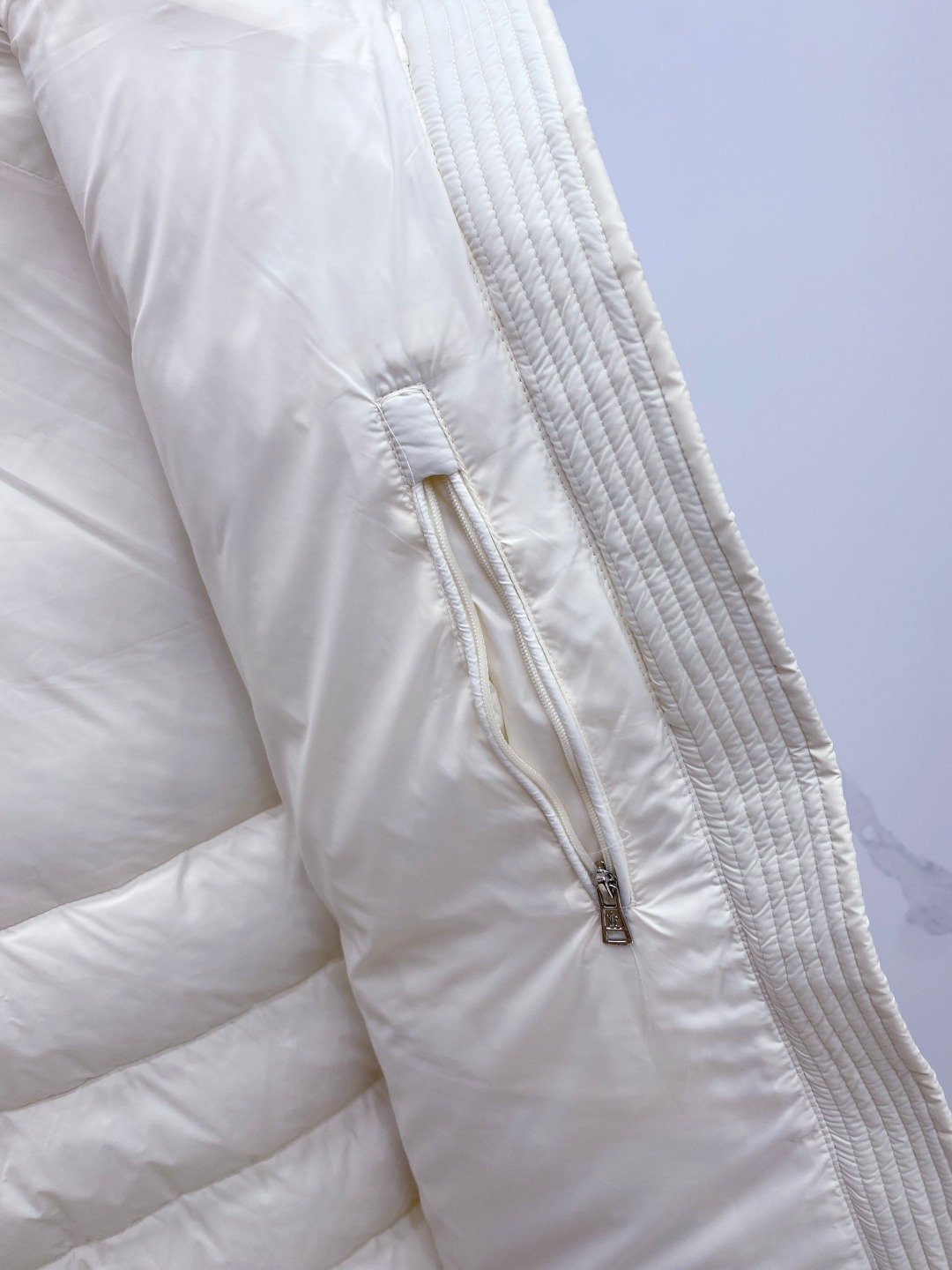 Moncler 蒙口 2025年秋冬新款羽绒服，针织连帽拼接羽绒服采用新国标95白鸭绒，秋冬新品内搭神器