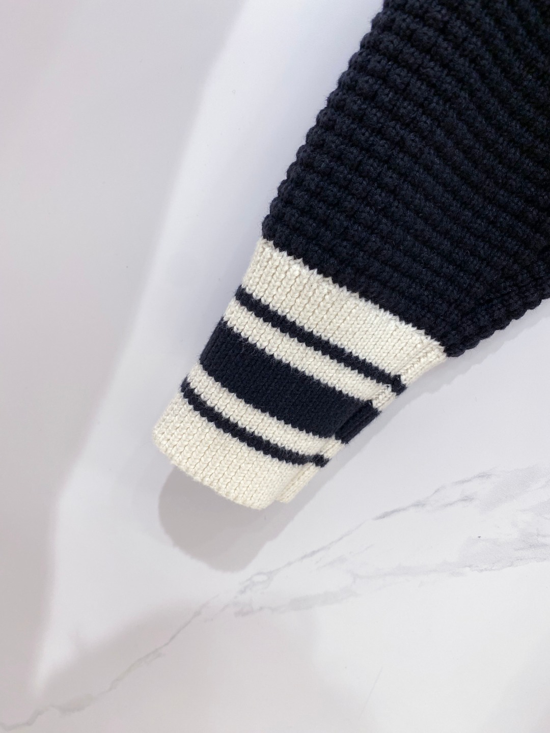 Moncler 蒙口 2025年秋冬新款羽绒服，针织连帽拼接羽绒服采用新国标95白鸭绒，秋冬新品内搭神器