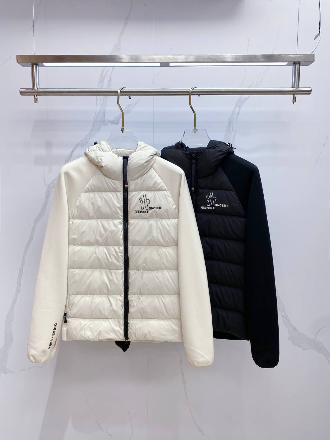 Moncler 蒙口 FW2025新款连帽拼羽绒夹克外套。经典款，一件难求。采用原版定制面料，正身充90