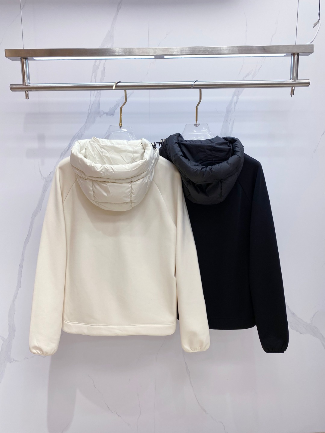 Moncler 蒙口 FW2025新款连帽拼羽绒夹克外套。经典款，一件难求。采用原版定制面料，正身充90