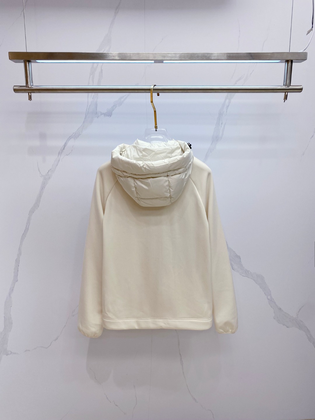 Moncler 蒙口 FW2025新款连帽拼羽绒夹克外套。经典款，一件难求。采用原版定制面料，正身充90