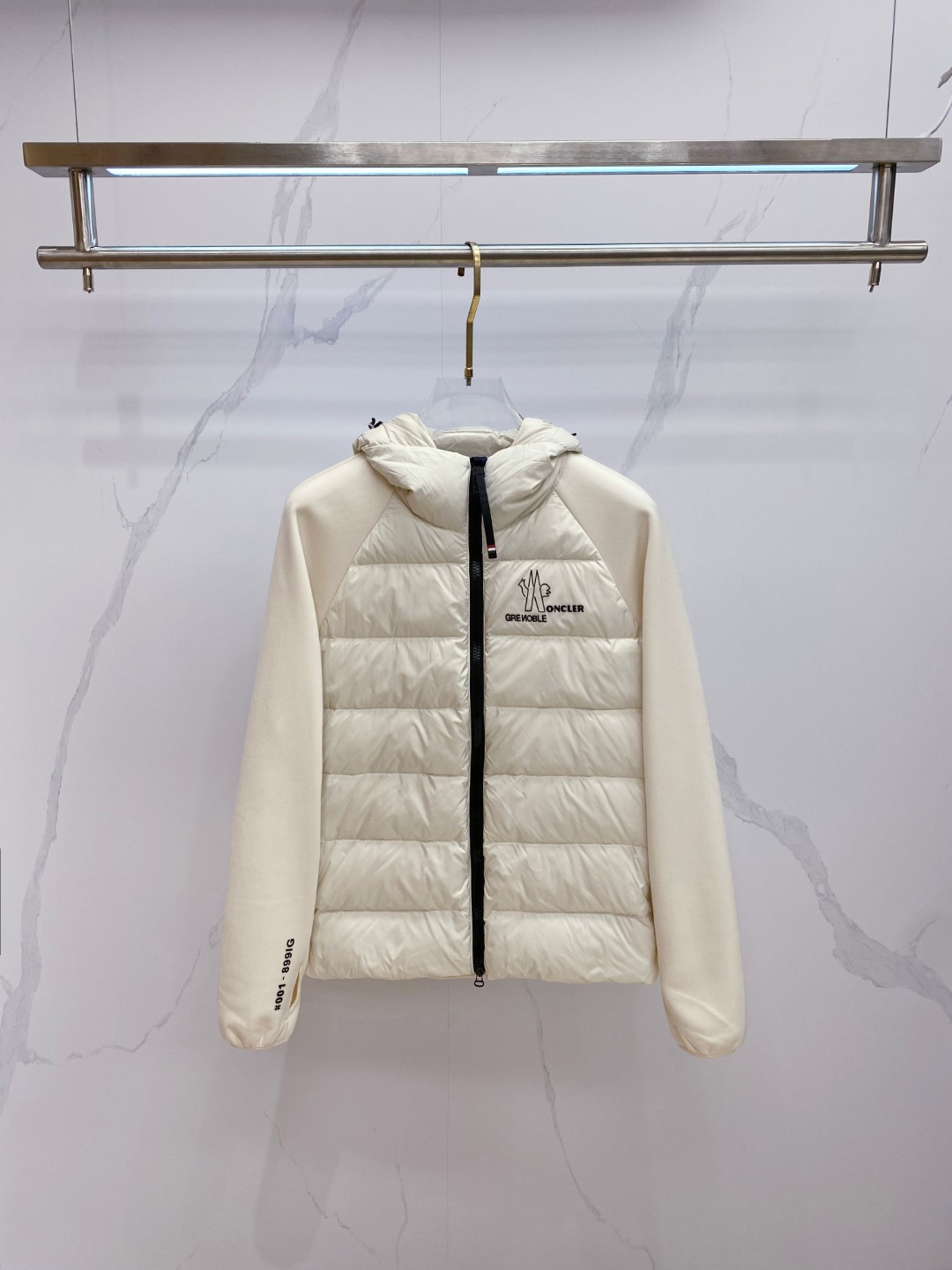 Moncler 蒙口 FW2025新款连帽拼羽绒夹克外套。经典款，一件难求。采用原版定制面料，正身充90