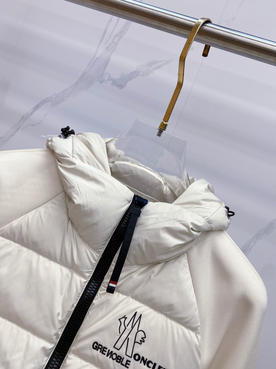 Moncler 蒙口 FW2025新款连帽拼羽绒夹克外套。经典款，一件难求。采用原版定制面料，正身充90