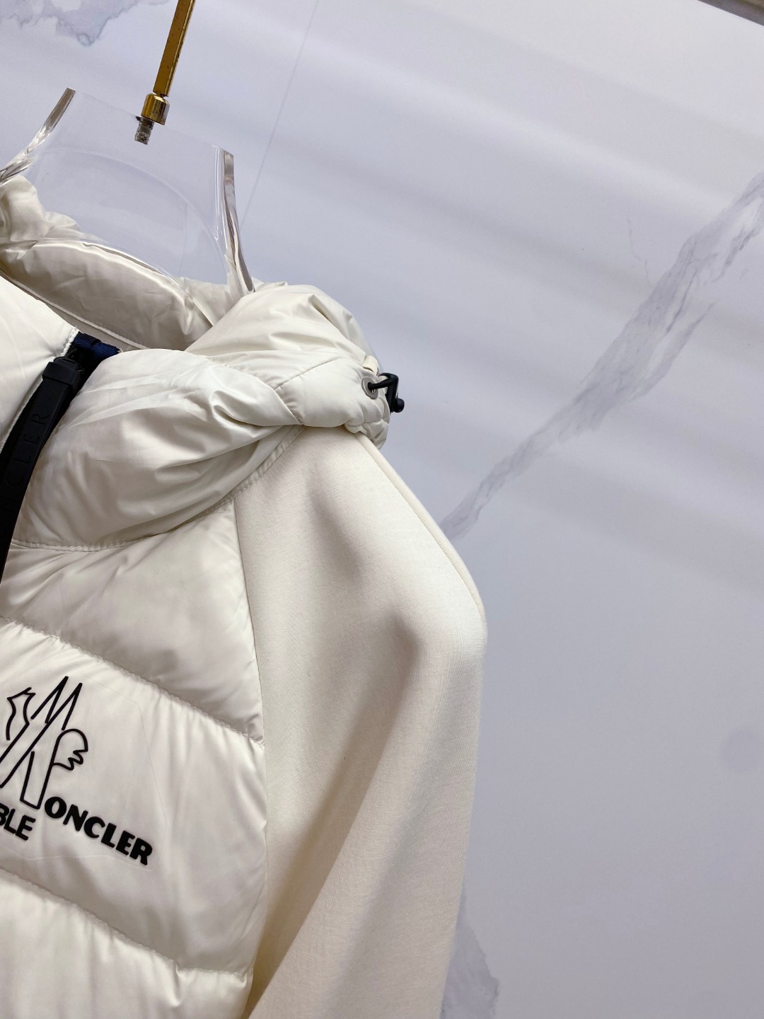 Moncler 蒙口 FW2025新款连帽拼羽绒夹克外套。经典款，一件难求。采用原版定制面料，正身充90