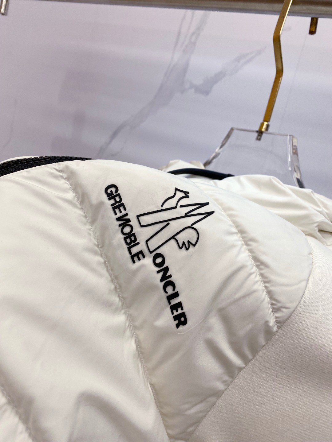 Moncler 蒙口 FW2025新款连帽拼羽绒夹克外套。经典款，一件难求。采用原版定制面料，正身充90