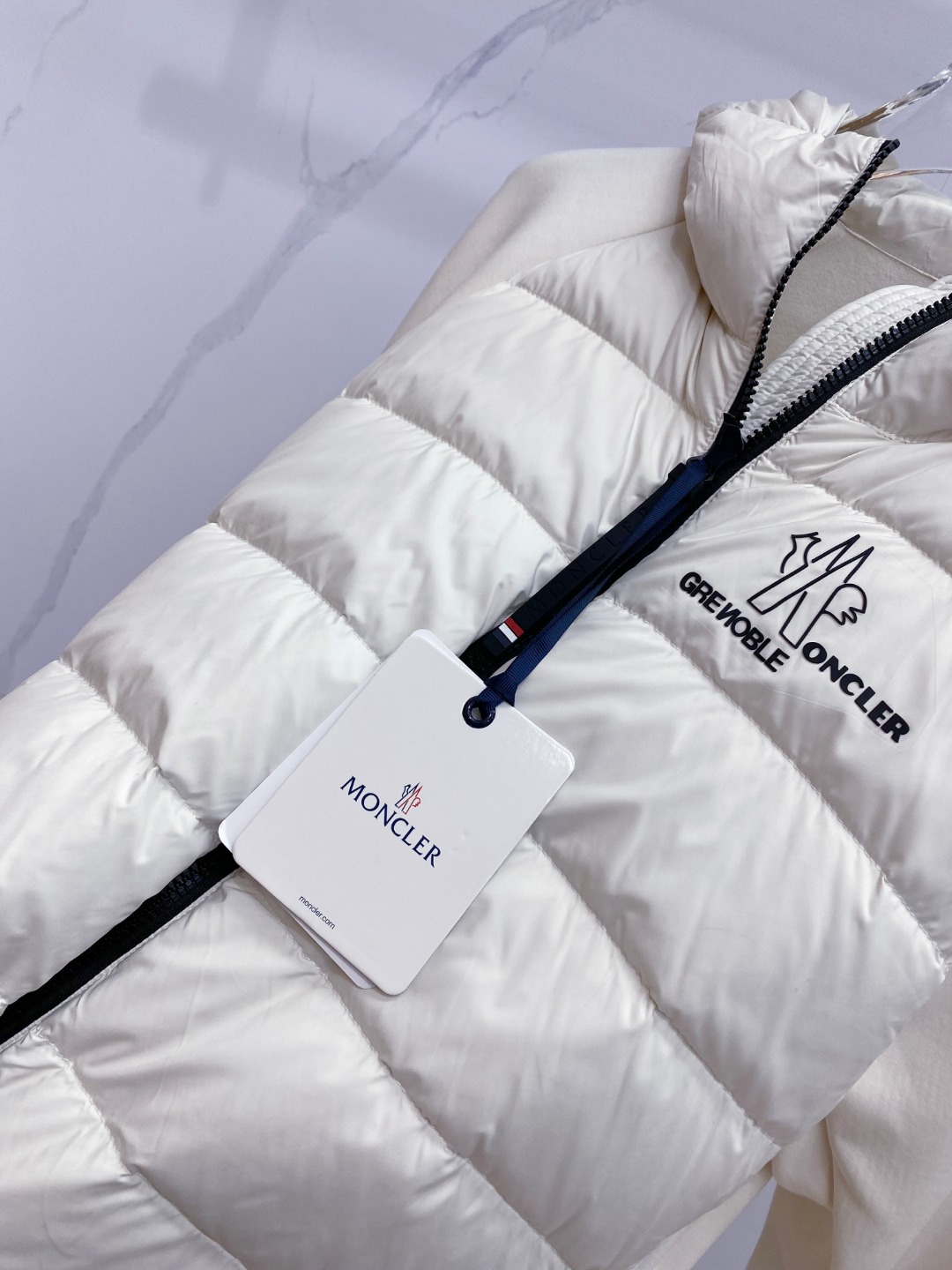 Moncler 蒙口 FW2025新款连帽拼羽绒夹克外套。经典款，一件难求。采用原版定制面料，正身充90