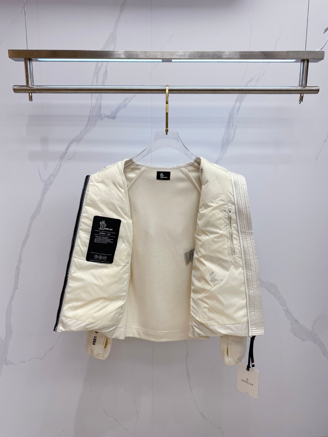 Moncler 蒙口 FW2025新款连帽拼羽绒夹克外套。经典款，一件难求。采用原版定制面料，正身充90