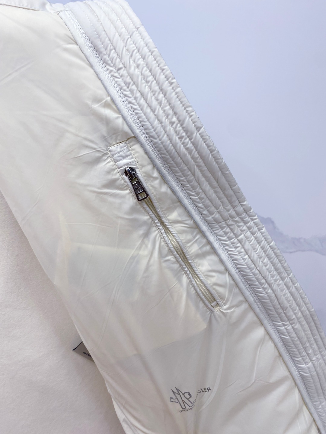 Moncler 蒙口 FW2025新款连帽拼羽绒夹克外套。经典款，一件难求。采用原版定制面料，正身充90