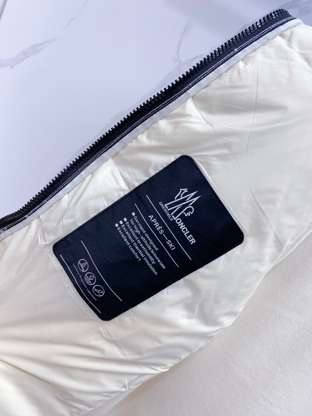 Moncler 蒙口 FW2025新款连帽拼羽绒夹克外套。经典款，一件难求。采用原版定制面料，正身充90