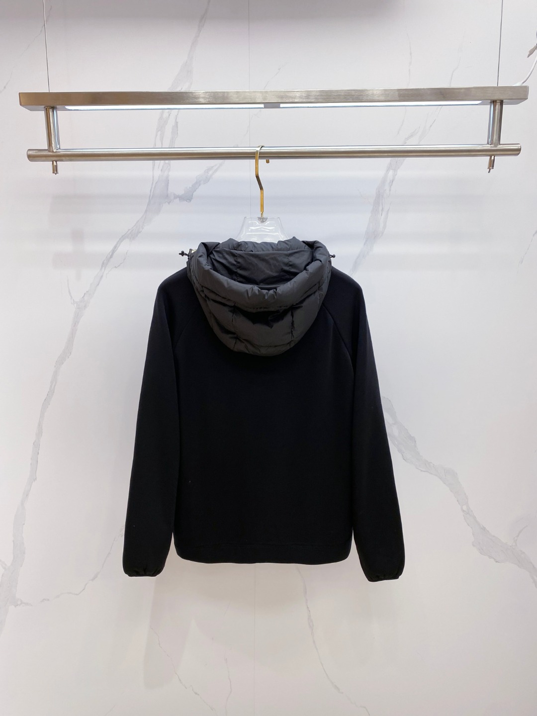 Moncler 蒙口 FW2025新款连帽拼羽绒夹克外套。经典款，一件难求。采用原版定制面料，正身充90