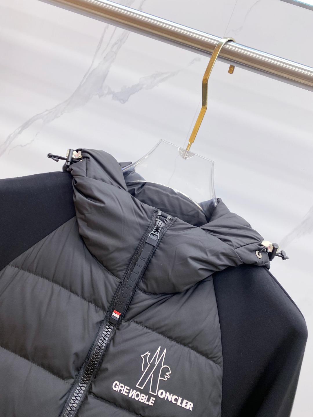 Moncler 蒙口 FW2025新款连帽拼羽绒夹克外套。经典款，一件难求。采用原版定制面料，正身充90