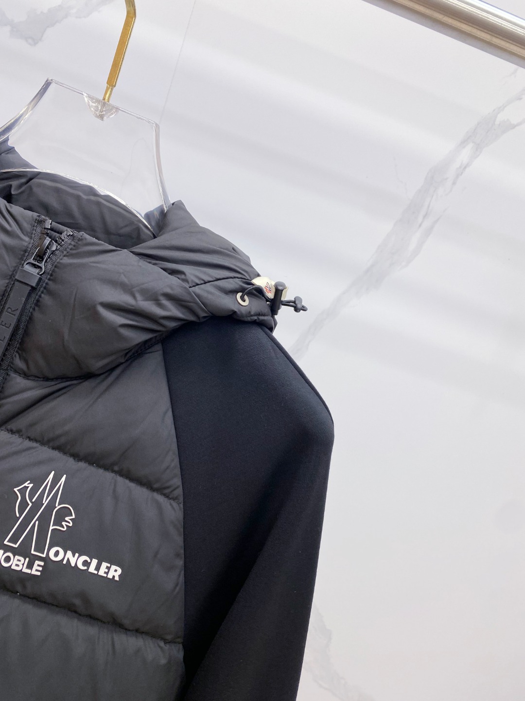 Moncler 蒙口 FW2025新款连帽拼羽绒夹克外套。经典款，一件难求。采用原版定制面料，正身充90