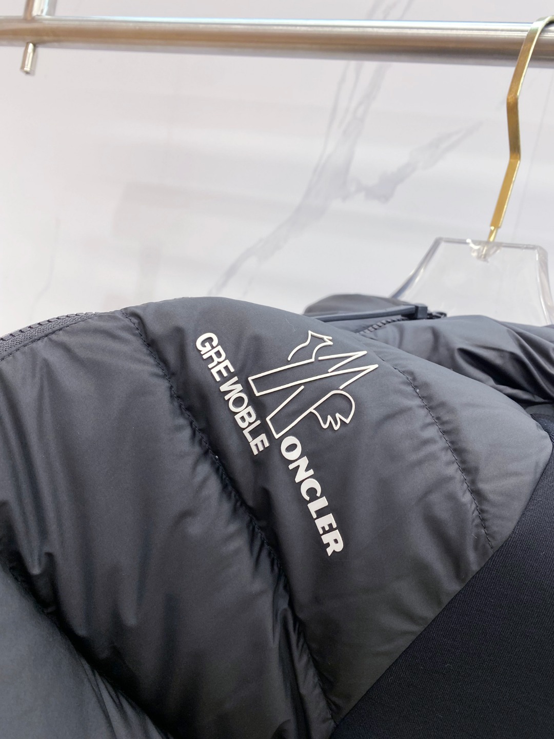 Moncler 蒙口 FW2025新款连帽拼羽绒夹克外套。经典款，一件难求。采用原版定制面料，正身充90