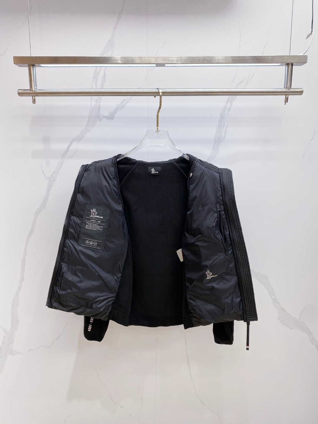 Moncler 蒙口 FW2025新款连帽拼羽绒夹克外套。经典款，一件难求。采用原版定制面料，正身充90