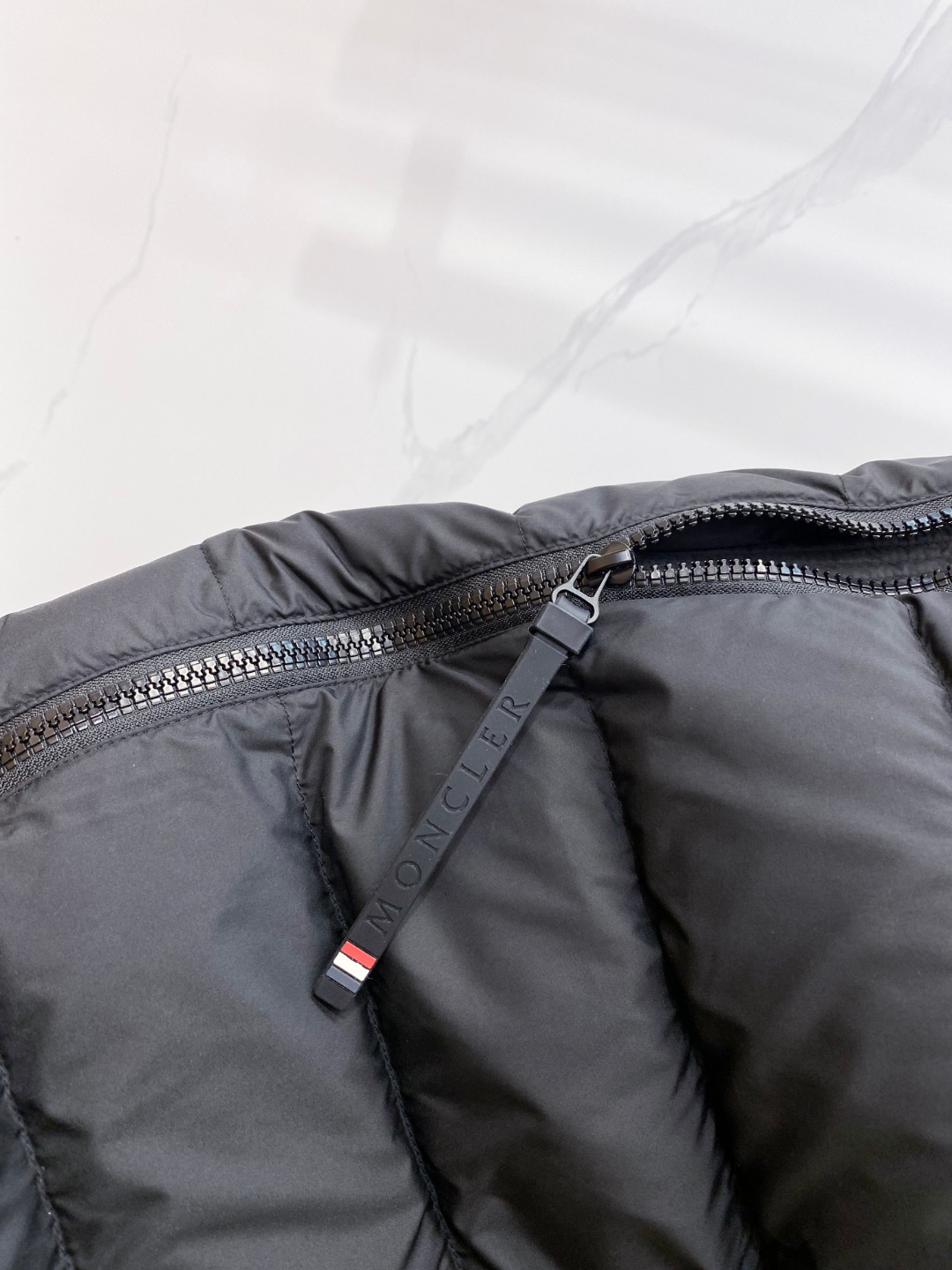 Moncler 蒙口 FW2025新款连帽拼羽绒夹克外套。经典款，一件难求。采用原版定制面料，正身充90