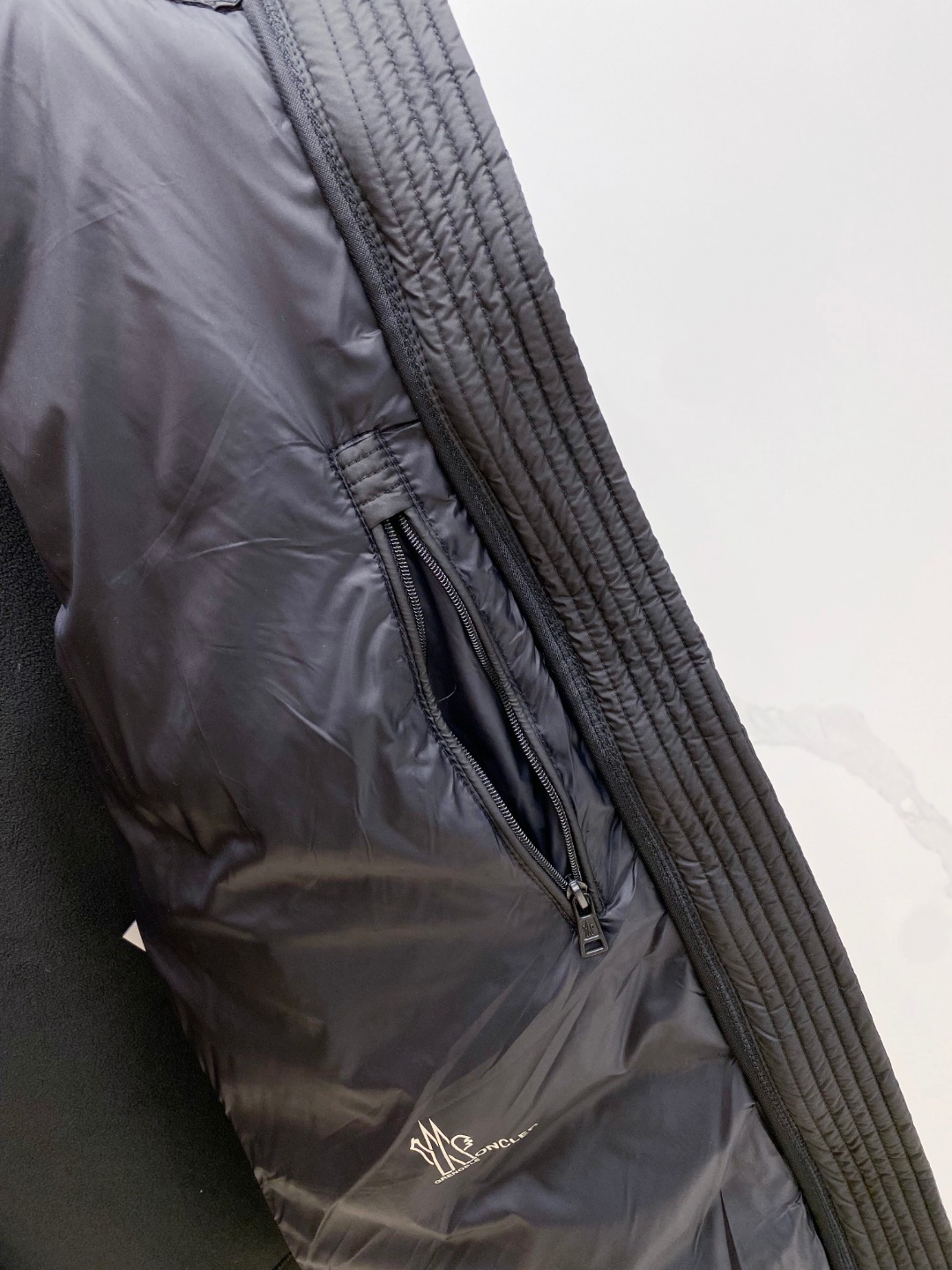 Moncler 蒙口 FW2025新款连帽拼羽绒夹克外套。经典款，一件难求。采用原版定制面料，正身充90