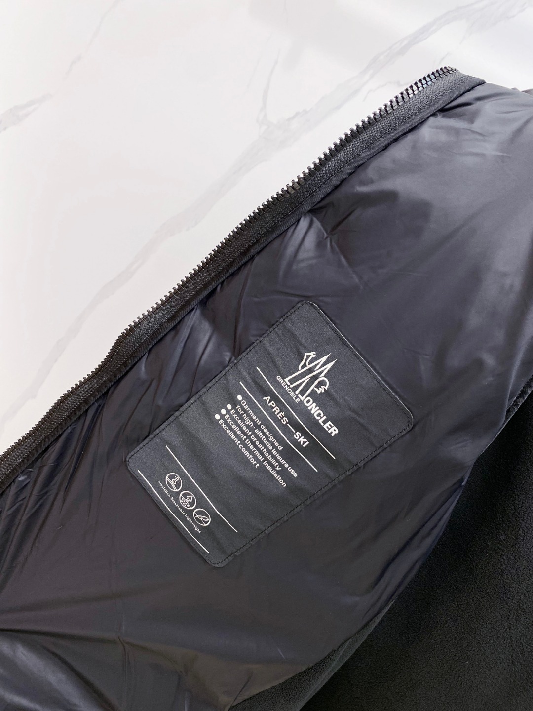 Moncler 蒙口 FW2025新款连帽拼羽绒夹克外套。经典款，一件难求。采用原版定制面料，正身充90