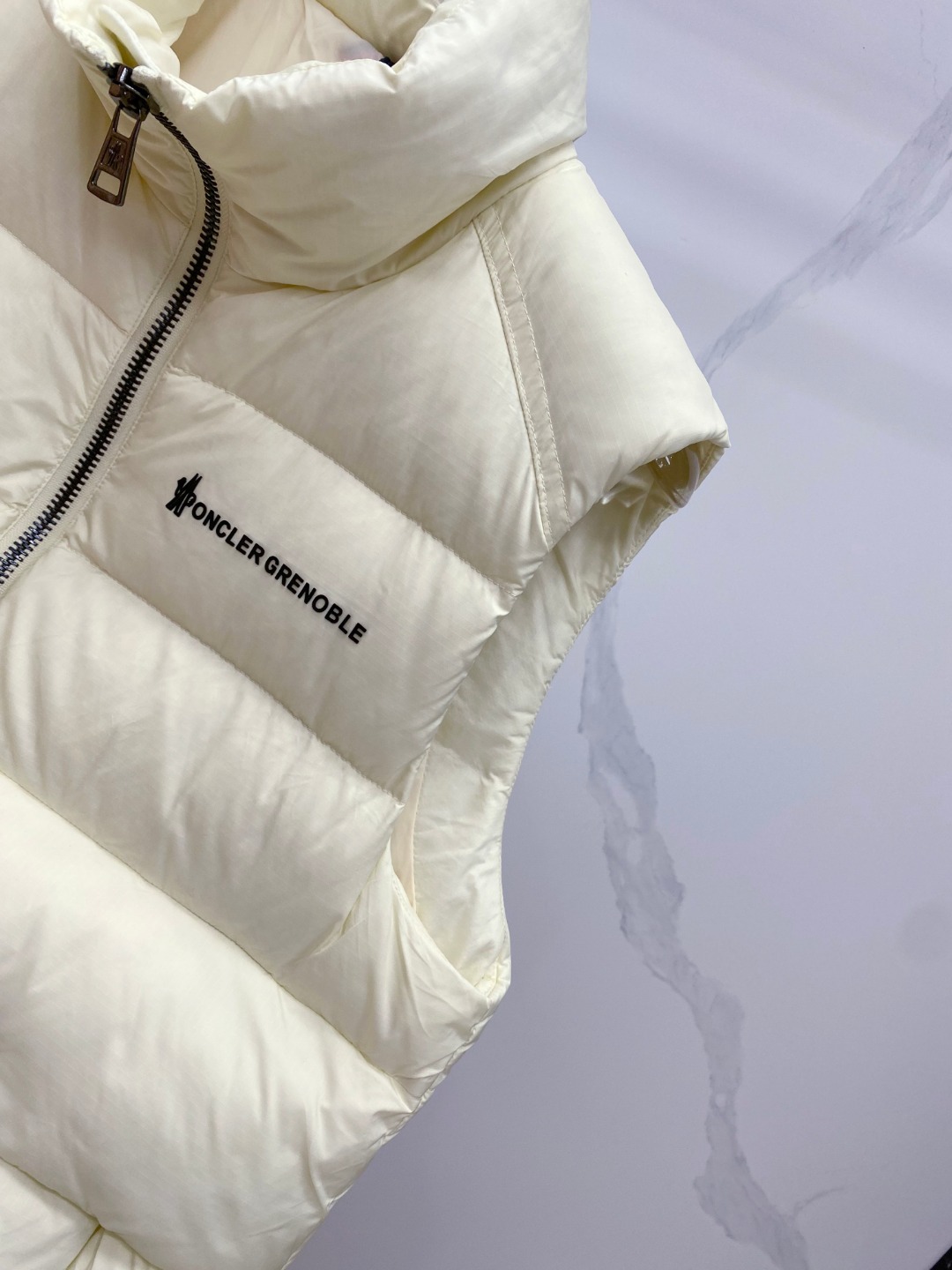 Moncler 蒙口🆕🆕🆕25年冬季新款羽绒马甲立领羽绒马甲，原版订制五金配件，采用顶级90白鸭绒超柔软