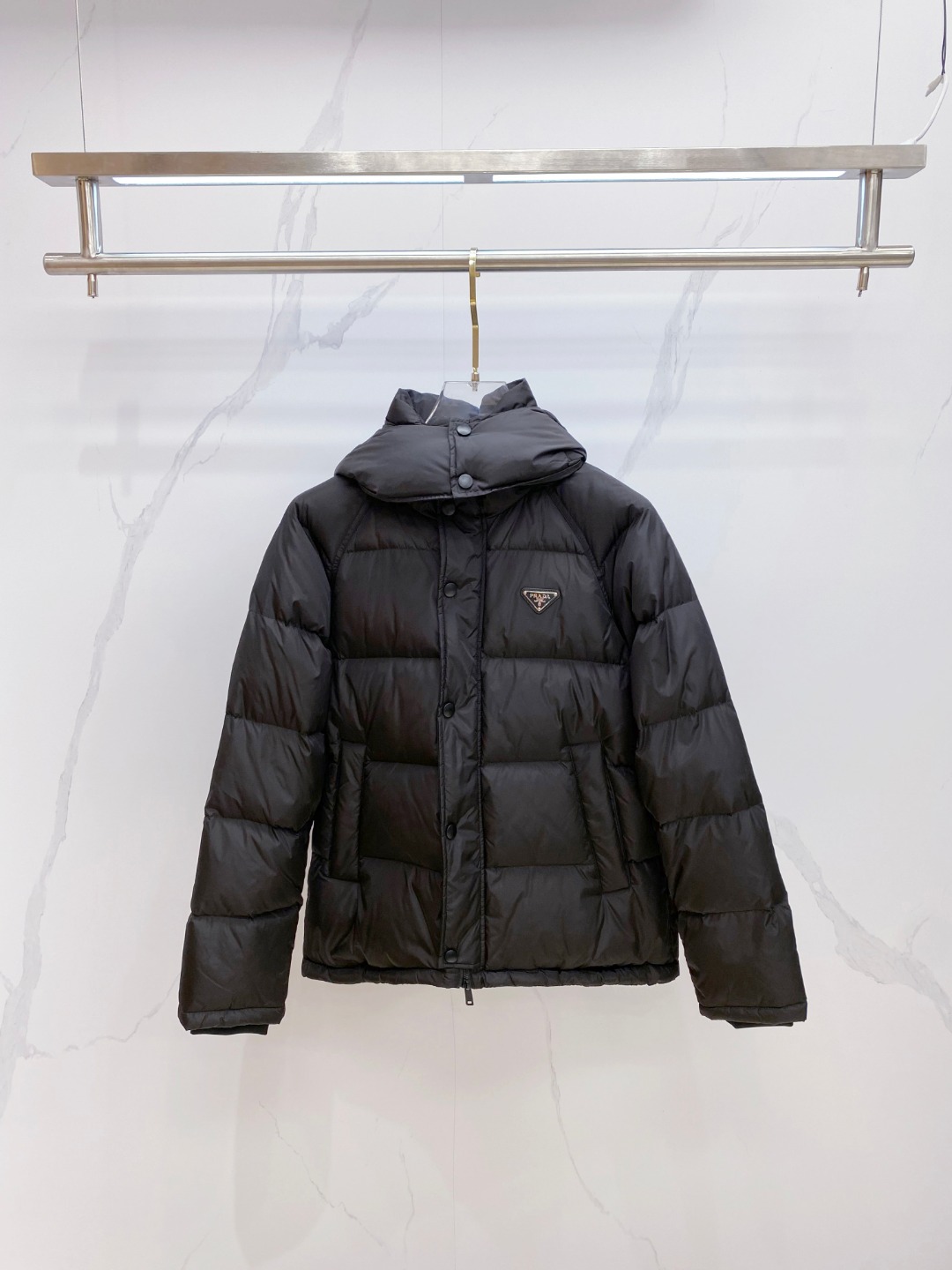 Prada&普拉达FW2025秋冬新款羽绒服。柜子在售款，一件难求。采用定制防风防雨面料，抗皱立挺有型，