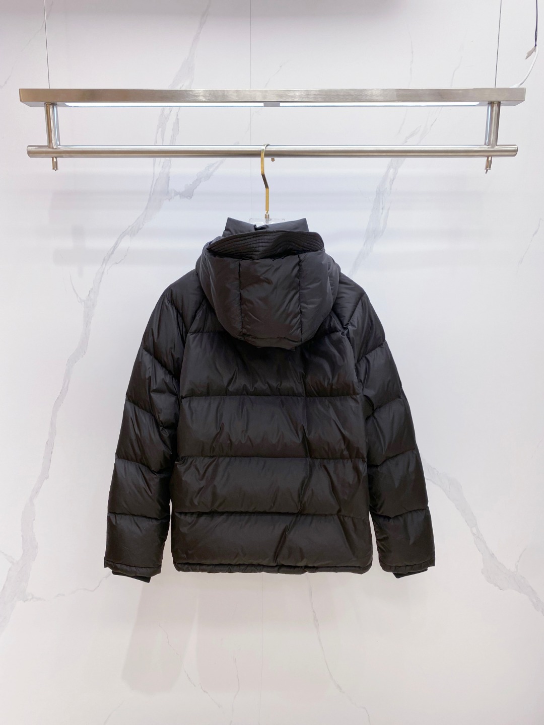 Prada&普拉达FW2025秋冬新款羽绒服。柜子在售款，一件难求。采用定制防风防雨面料，抗皱立挺有型，