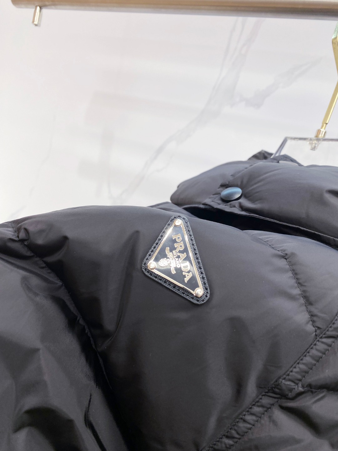Prada&普拉达FW2025秋冬新款羽绒服。柜子在售款，一件难求。采用定制防风防雨面料，抗皱立挺有型，