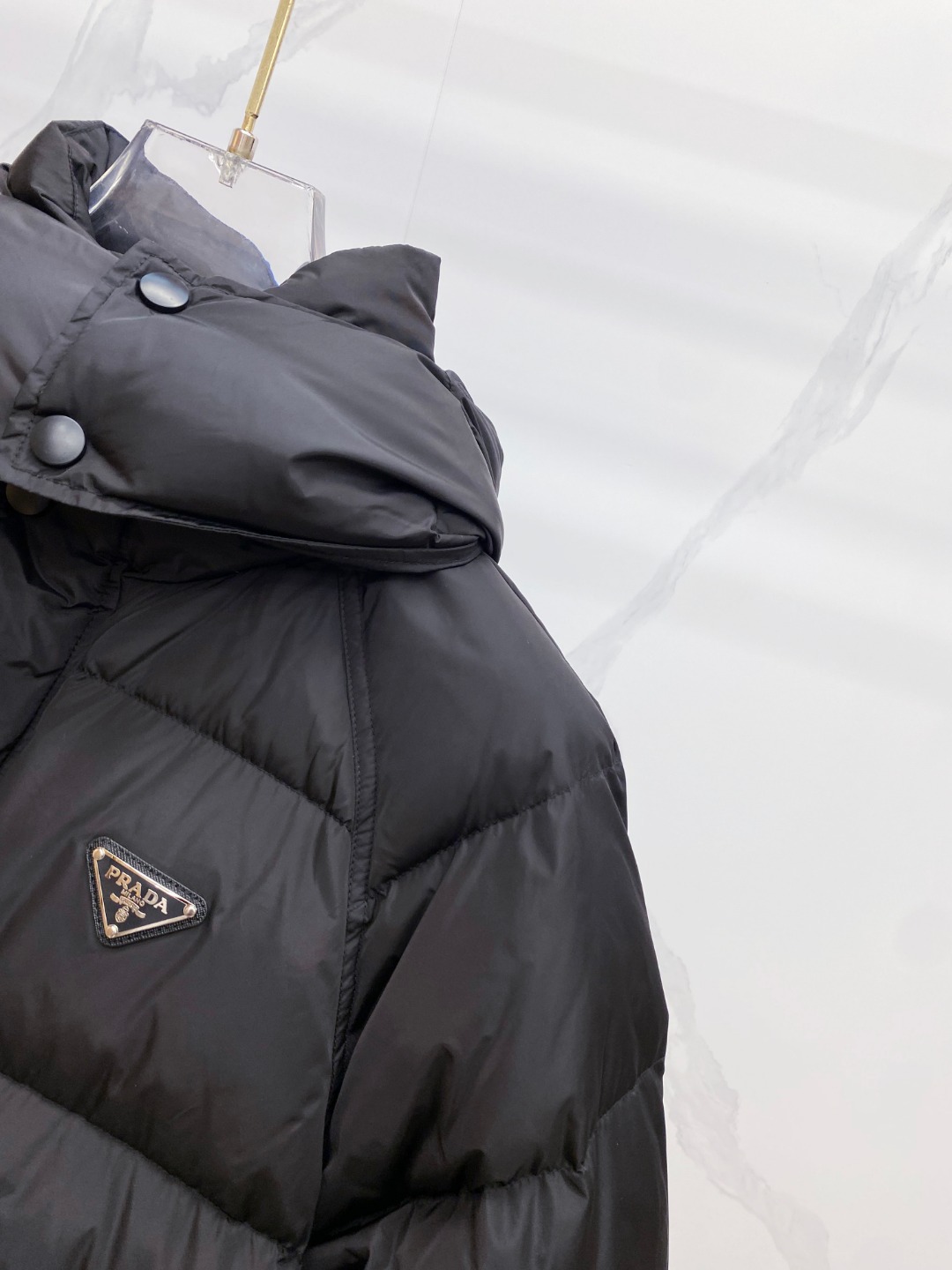 Prada&普拉达FW2025秋冬新款羽绒服。柜子在售款，一件难求。采用定制防风防雨面料，抗皱立挺有型，