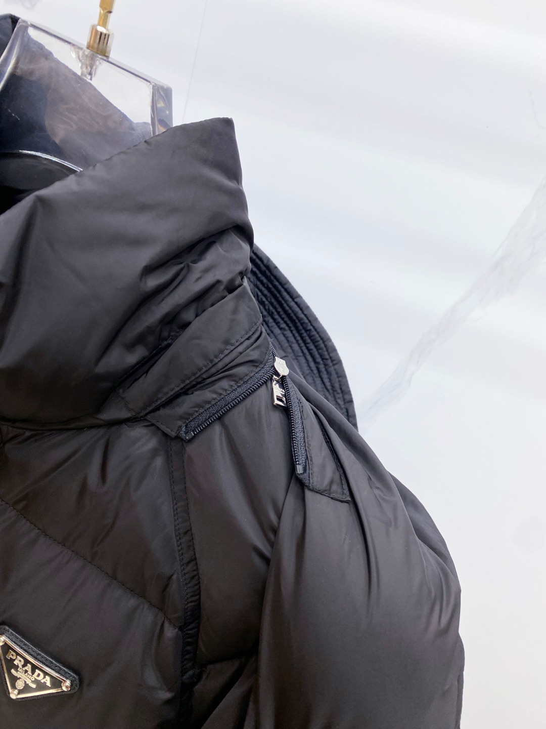 Prada&普拉达FW2025秋冬新款羽绒服。柜子在售款，一件难求。采用定制防风防雨面料，抗皱立挺有型，