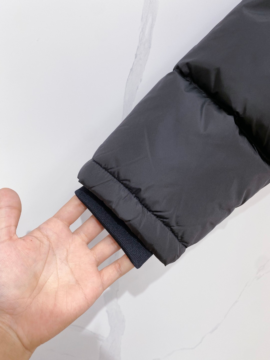 Prada&普拉达FW2025秋冬新款羽绒服。柜子在售款，一件难求。采用定制防风防雨面料，抗皱立挺有型，