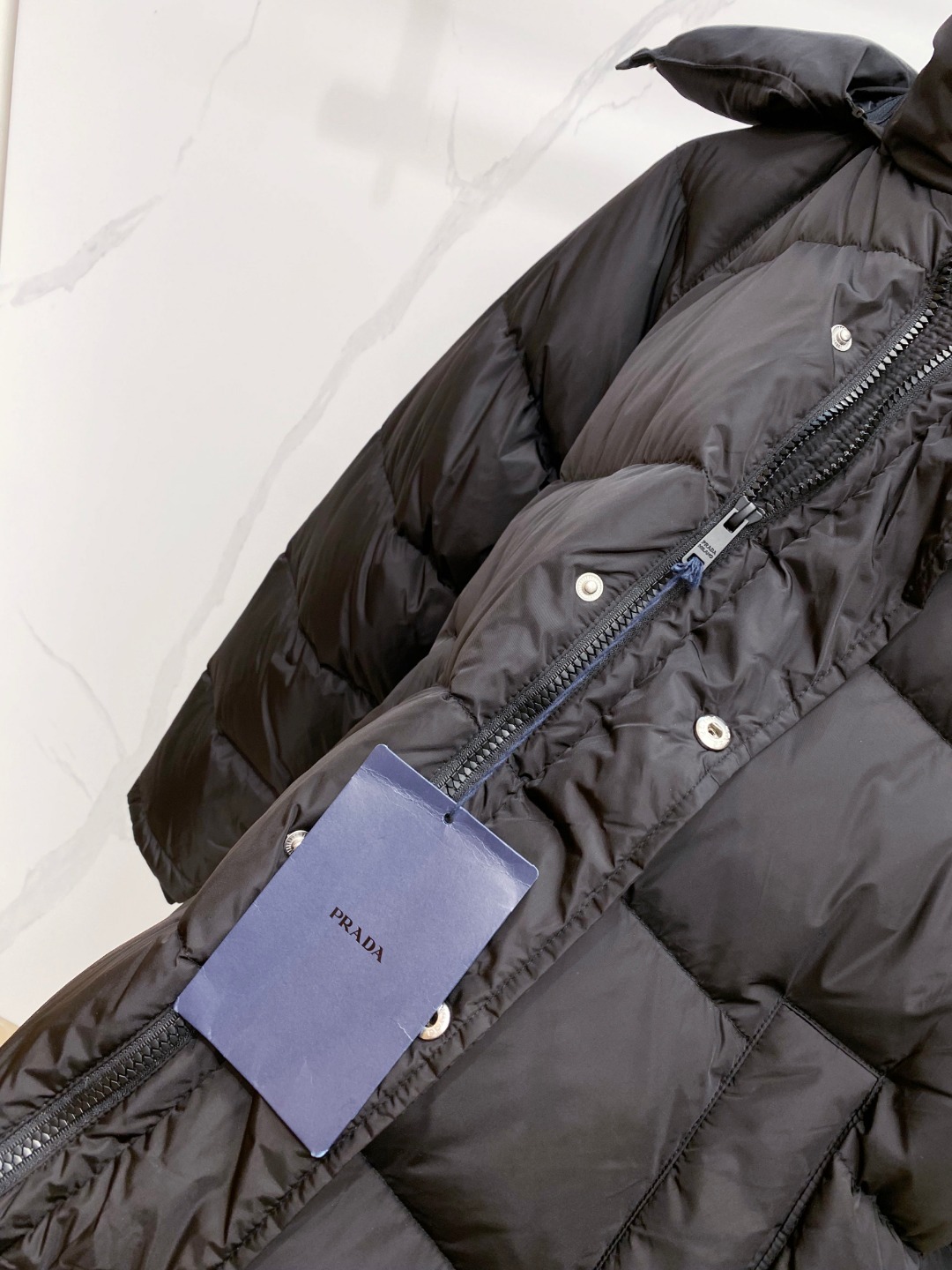 Prada&普拉达FW2025秋冬新款羽绒服。柜子在售款，一件难求。采用定制防风防雨面料，抗皱立挺有型，