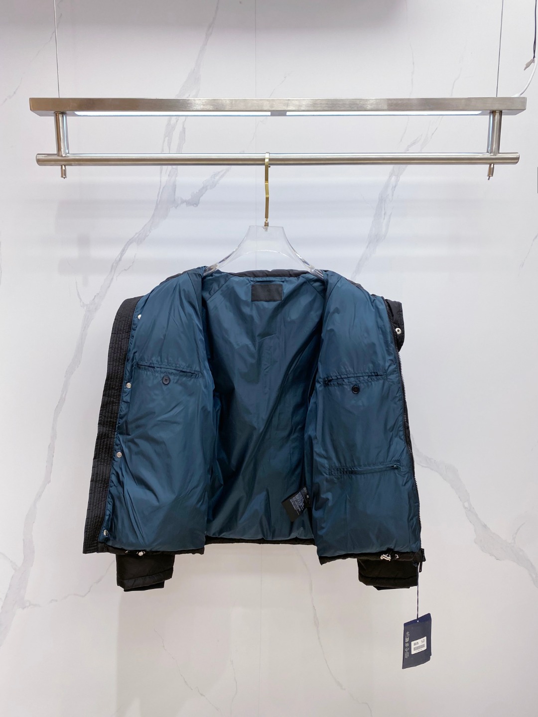 Prada&普拉达FW2025秋冬新款羽绒服。柜子在售款，一件难求。采用定制防风防雨面料，抗皱立挺有型，