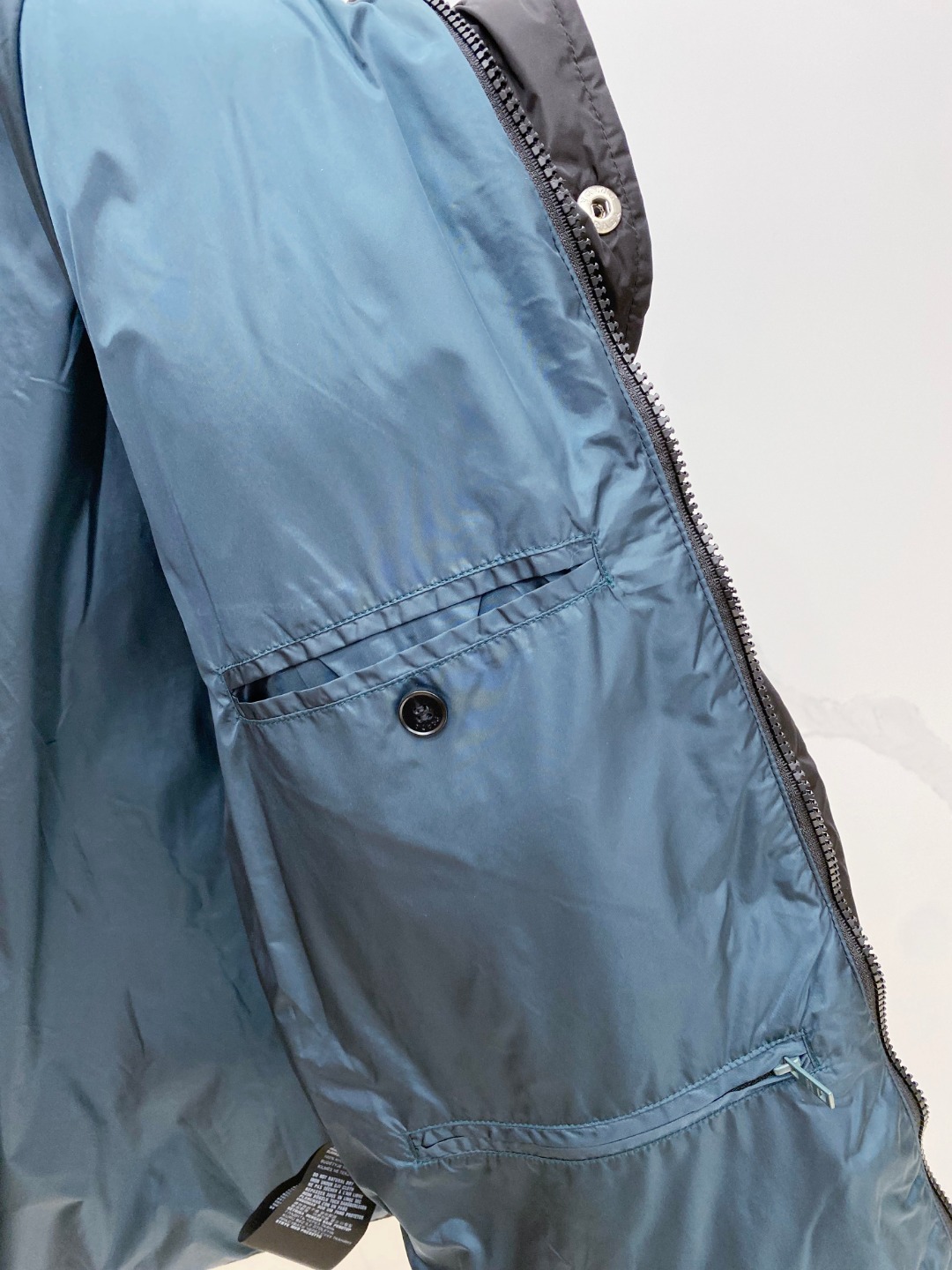 Prada&普拉达FW2025秋冬新款羽绒服。柜子在售款，一件难求。采用定制防风防雨面料，抗皱立挺有型，