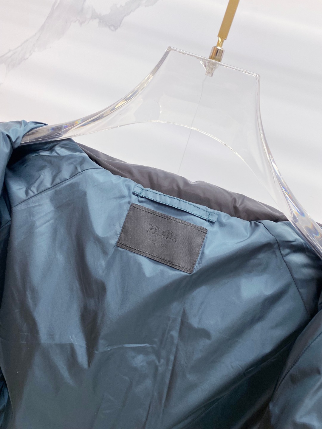 Prada&普拉达FW2025秋冬新款羽绒服。柜子在售款，一件难求。采用定制防风防雨面料，抗皱立挺有型，