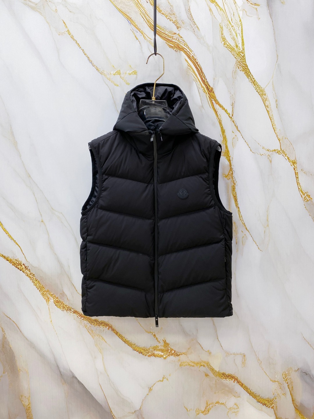 NO:651813,Moncler Valmasque men's down vest with removable hood. Original purchase and development. Premium goose down filled original replacement fabric and original matching hardware. Valmasque men's down vest adopts streamlined aesthetic design, inspired by the simple lines of classic fashion in the 1990s. Valmasque down vest is made of lightweight functional nylon fabric, combining the simple style of the 90s with modern practical functions. It is equipped with a detachable hood, and the zipper opening is embellished with logo lettering. Details  Made of fine soft nylon fabric, filled with down, detachable hood, zipper closure, zipper pockets, elastic trim, inner logo trim, Size1-5, black, off-white, the highest version on the market, Moncler, down jacket, hats, alexander wang19860909Moncler Valmasque蒙口男士可拆卸兜帽羽绒马甲.原版购入开发.特级鹅绒填充原厂替换面料原厂配套五金. Valmasque男士羽绒马甲采用流线型美学设计,灵感源自90年代经典时尚的简洁线条. Valmasque羽绒马甲采用轻盈的功能性尼龙面料制成,融合90年代简约风格与现代实用功能.配有可拆卸兜帽,拉链开合处点缀标识字样. 详情 采用细密柔软尼龙面料制成 填充羽绒 可拆卸兜帽 拉链开合 拉链口袋 弹性饰边 内侧标识饰边 Size1-5 黑色 米白 市场最高版本,,Moncler,down jacket,hats,alexander wang,Men's clothing