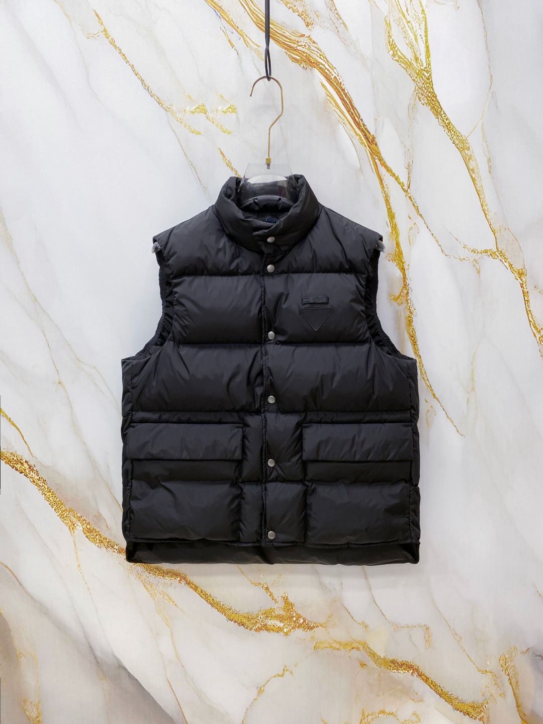 NO:651758,Prada 2025 autumn and winter counters simultaneously release new products, the latest workwear down vest is shipped, the original purchase, no matter the fabrics and accessories, are all 1:1 perfect replicas, the latest simultaneous sales on the counter, all details are perfectly restored, there is no pressure when entering and exiting the cabinet, filled with 95 white duck down inside, super texture 48-56 sizes, close your eyes, the highest version on the market, welcome to compare,, prada, prada, down jacket, alexander wang19860909Prada 普拉达2025秋冬专柜同步新品发布,最新工装羽绒马甲出货,原版购入,无论面料及辅料,全部做到了1:1完美复刻,柜上最新同步发售,全部细节完美还原,出入柜上无压力,内里填充95白鸭绒,质感超强48-56码,闭眼入,市场最高版本,欢迎对比,,prada,prada,down jacket,alexander wang,Men's clothing