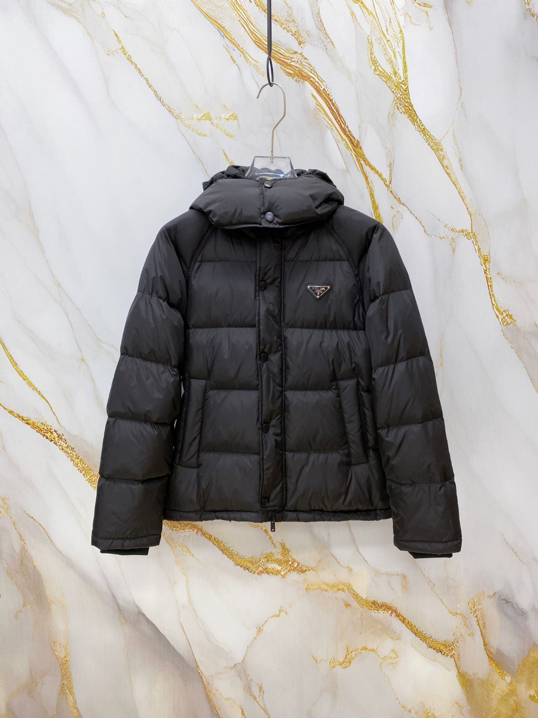 NO:651797,Prada&Prada FW2025 new autumn and winter down jacket. It is on sale in the cabinet. It is hard to find one. It is made of custom-made windproof and rainproof fabric, which is anti-wrinkle and upright, soft and skin-friendly, and the upper body is extremely comfortable. The classic triangle logo is used on the chest, which is highly recognizable. The hood is detachable and suitable for various styles. It is filled with 90 down, soft, warm and fluffy, and has a stylish upper body. A down jacket suitable for various occasions. [Color] Black  Blue [code number] 48-56,, prada, prada, down jacket, hats, alexander wang19860909Prada&普拉达FW2025秋冬新款羽绒服.柜子在售款,一件难求.采用定制防风防雨面料,抗皱立挺有型,软糯亲肤,上身舒适度极高；胸前采用经典三角标logo,辨识度极高；连帽可拆卸设计,适合凹各种造型；内充90绒,轻柔保暖蓬松,上身有型；一款适合多种场合穿搭的羽绒服.【颜色】黑色 蓝色【码数】48-56,,prada,prada,down jacket,hats,alexander wang,Men's clothing