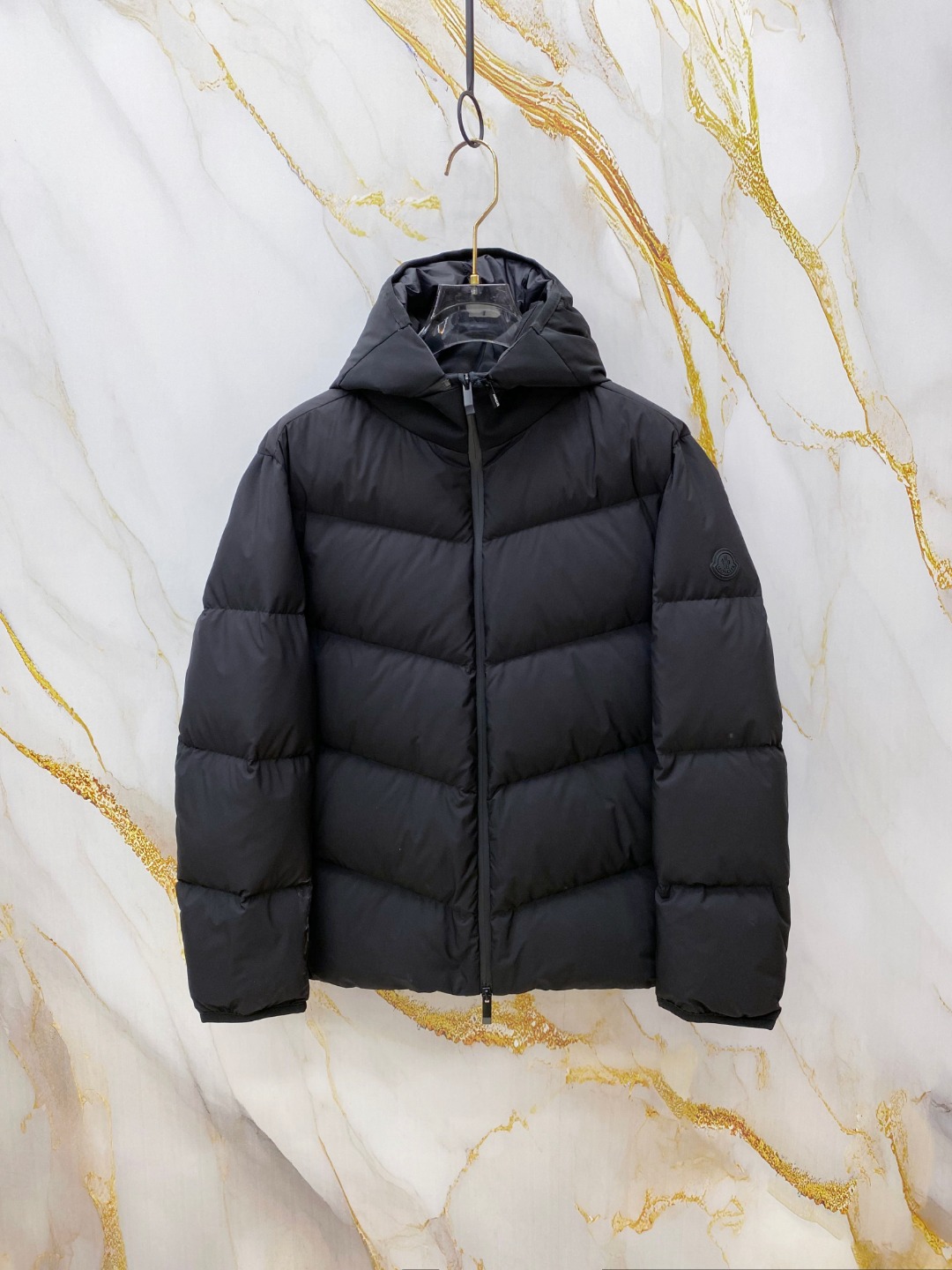 NO:651806,Moncler Forez 2025 men's hooded short down jacket. (The hood is removable. Variable stand-up collar jacket) Premium goose down filling, original replacement fabric and original matching hardware. Forez men's down jacket is warm and lightweight, made of twill quilted longue saison fabric. Forez down jacket is made of longue  Made from saison fabric, embodying the innovative spirit of the collection. This lightweight, functional fabric provides exceptional warmth. When the hood is removed, the stand collar features an embossed tonal logo, adding a unique visual and tactile detail. Details Made of longue saison fabric Nylon lining Removable double-layer polyester hood Filled with down Zip closure Zippered pockets Elastic hood, cuffs and hem Embossed logo Size1-5 Black Off-White  The highest version on the market,,Moncler,jackets & coats,jackets & coats,down jacket,hats,alexander wang19860909Moncler Forez蒙口2025男士连帽短款羽绒夹克外套.(连帽可脱卸.可变立领夹克)特级鹅绒填充,原厂替换面料原厂配套五金 Forez男士羽绒夹克保暖又轻盈,采用斜纹绗缝longue saison面料制成. Forez羽绒夹克采用longue saison面料制成,彰显系列创新精神.这种轻盈的功能性面料可提供出色的保暖效果.兜帽拆卸后,立领呈现压纹同色系标识,增添别致的视觉体验和触觉细节. 详情 采用longue saison面料制成 尼龙衬里 可拆卸双层聚酯纤维兜帽 填充羽绒 拉链开合 拉链口袋 弹性兜帽、袖口和下摆 压纹标识 Size1-5 黑色 米白 市场最高版本,,Moncler,jackets & coats,jackets & coats,down jacket,hats,alexander wang,Men's clothing